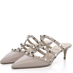 VALENTINO GARAVANI Rockstud Patent Leather Mules 50MM, size 38.5, color Poudre